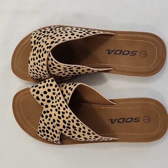 Soda Crisscross Cheetah Slides Sandals. NWOT Size 7 - Picture 5 of 6